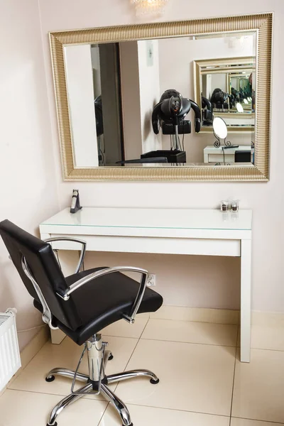 Chair and mirror in hairdresser salon — Stock Photo, Image