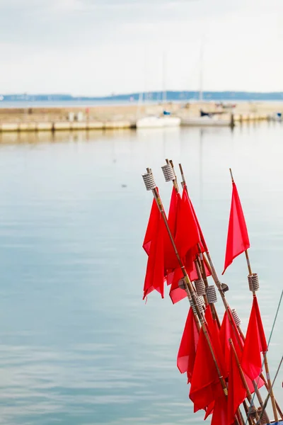 Rødt marina-flagg med vann – stockfoto