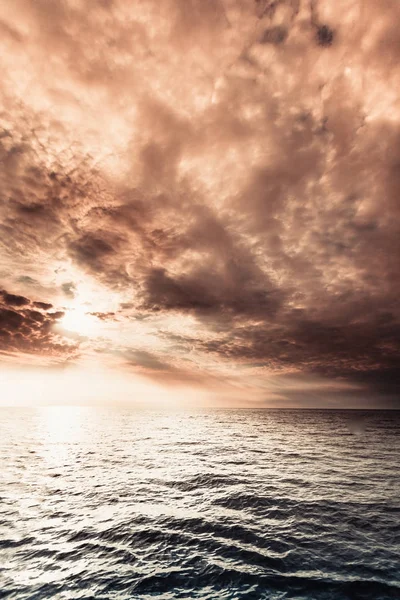 Belo pôr do sol no mar oceano — Fotografia de Stock
