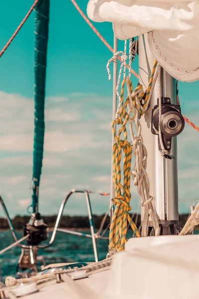 Jacht kaapstander op een zeilschip tijdens cruise — Stockfoto