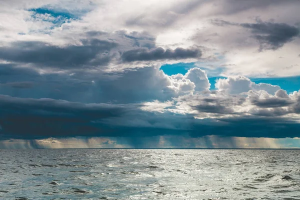 Морской горизонт и небо . — стоковое фото