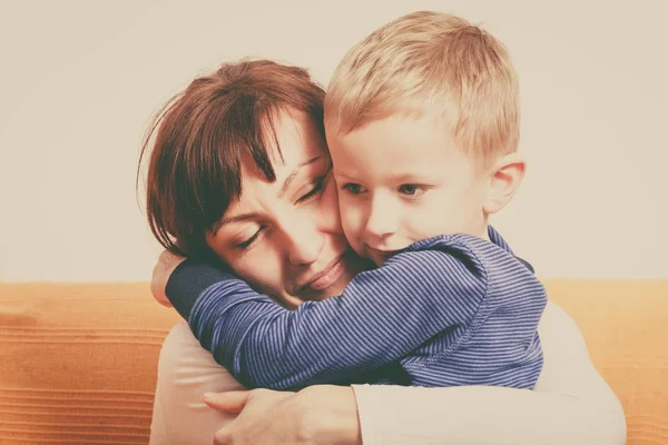 Madre abrazando a su hijo, niño —  Fotos de Stock