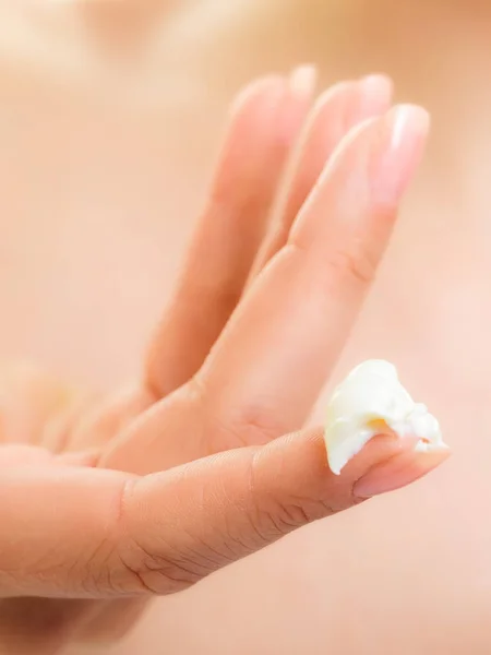 Cuidado de la piel. Crema hidratante en el dedo femenino — Foto de Stock