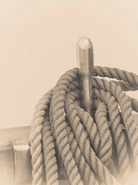 Ouderwetse haven marina zeilboot touwen — Stockfoto