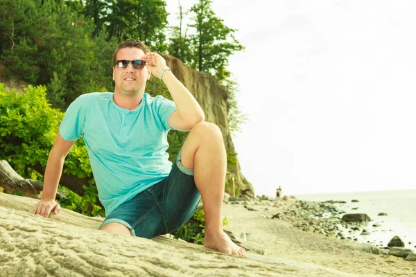 Hombre guapo relajándose en la playa durante el verano . —  Fotos de Stock