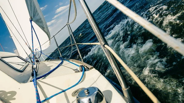 ヨットヨットセーリングボートは海の中を航海 — ストック写真