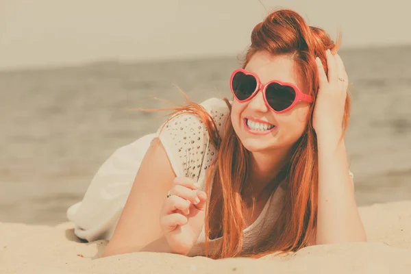 Roodharige volwassen vrouw liggend op het strand — Stockfoto