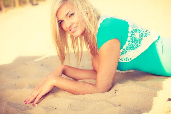 Frau liegt am Sandstrand und entspannt sich im Sommer — Stockfoto