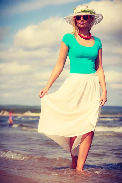 Sarışın kadın giyiyor elbise Sahilde yürüyüş — Stok fotoğraf