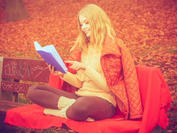 Señora leyendo libro azul . — Foto de Stock