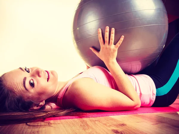 Menina exercitando com bola em forma — Fotografia de Stock