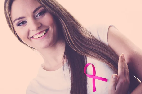 Mujer wih cinta de cáncer rosa en el pecho — Foto de Stock