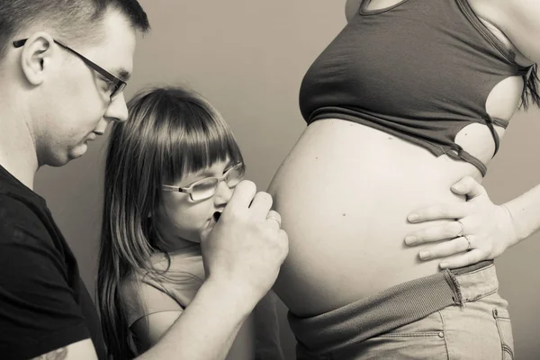 Donna incinta pancia, padre disegno sullo stomaco — Foto Stock