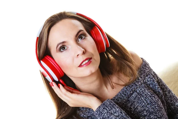 Femme avec écouteurs écouter de la musique — Photo