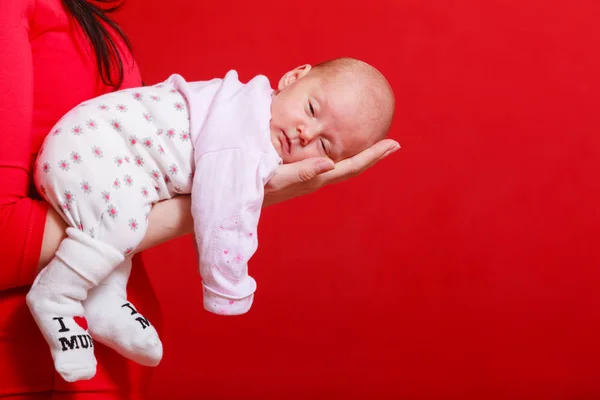 Младенец лежит на руках матери — стоковое фото