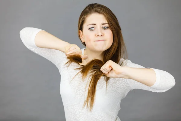 Boze vrouw probeert haar haren borstel — Stockfoto