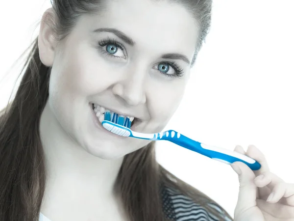 Donna spazzolatura pulizia dei denti . — Foto Stock