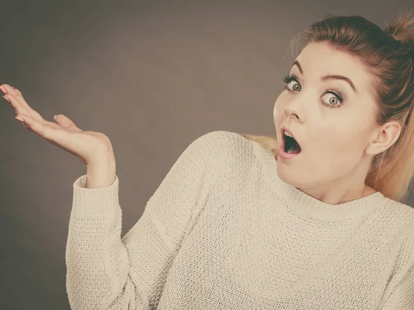 Confused young blonde woman gesturing with hands — Stock Photo, Image