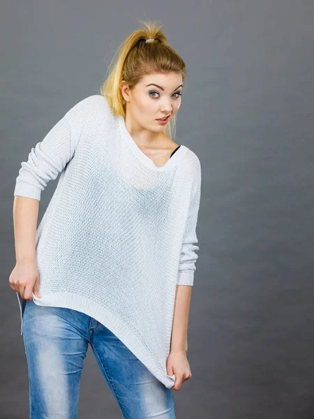 Donna che indossa un maglione troppo grande — Foto Stock