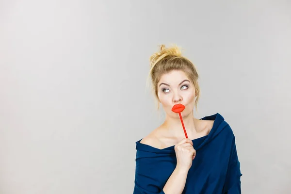 Lustige Frau mit großen roten Lippen am Stock — Stockfoto