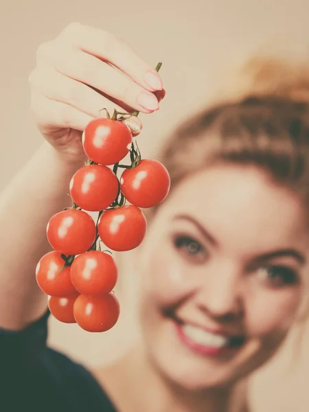 Kobieta gospodarstwa świeże pomidory — Zdjęcie stockowe