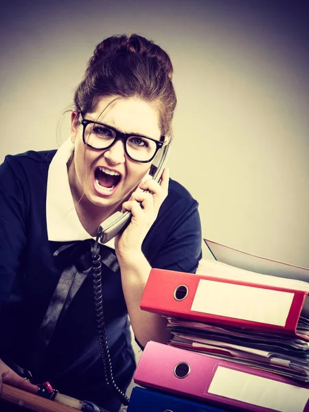 Rozzlobený panovačná podnikatelka telefon mluví — Stock fotografie
