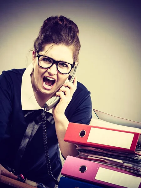 Arrabbiato prepotente donna d'affari telefono parlando — Foto Stock