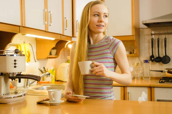 Woman in kitchen making coffee from machine — Stock Photo, Image