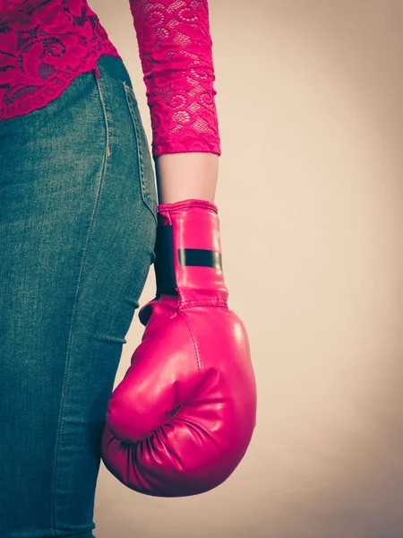 Mujer sosteniendo guantes de boxeo después de la pelea —  Fotos de Stock