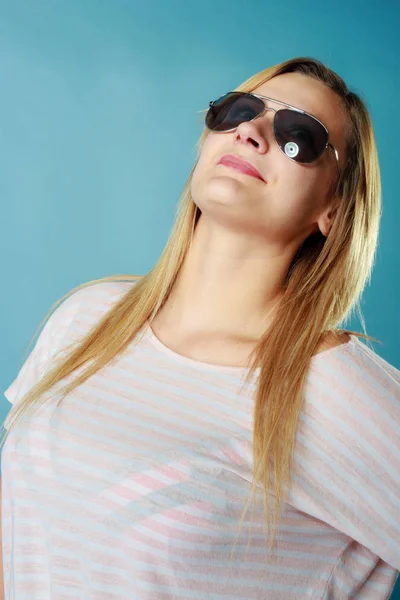 Blonde woman wearing sunglasses and summer clothing — Stock Photo, Image