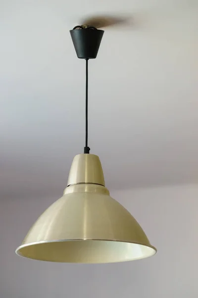 Weiße Lampe hängt an der Decke — Stockfoto