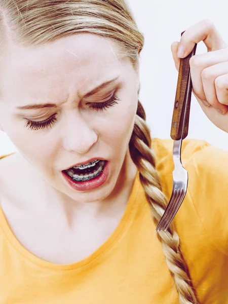 Chockad kvinna anläggning gaffel — Stockfoto
