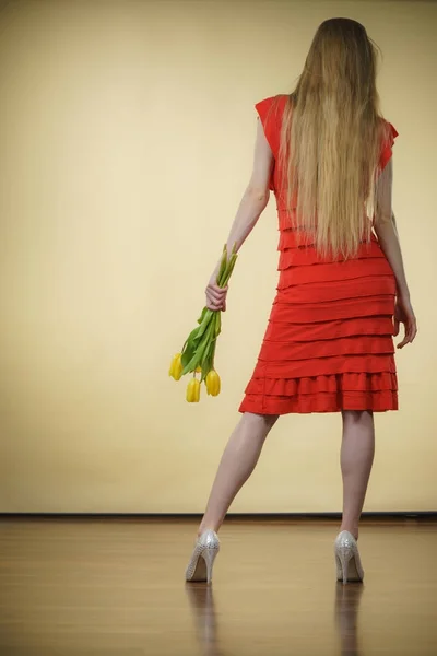 Vrouw met gele tulpen bos, achteraanzicht — Stockfoto