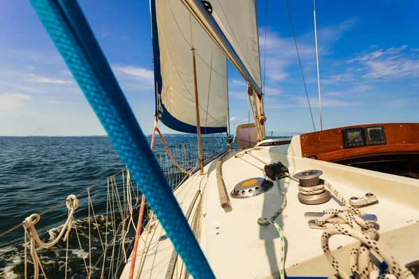 Navigazione in barca a vela durante il tempo soleggiato — Foto Stock