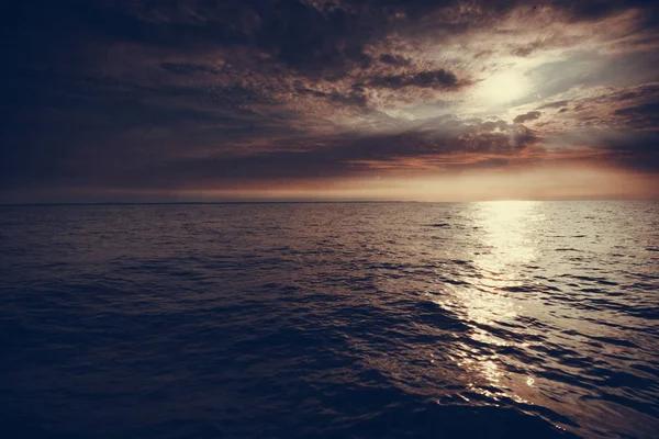 Hermoso atardecer en el mar océano — Foto de Stock