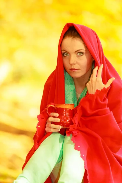 Mulher relaxante no parque beber bebida da caneca — Fotografia de Stock