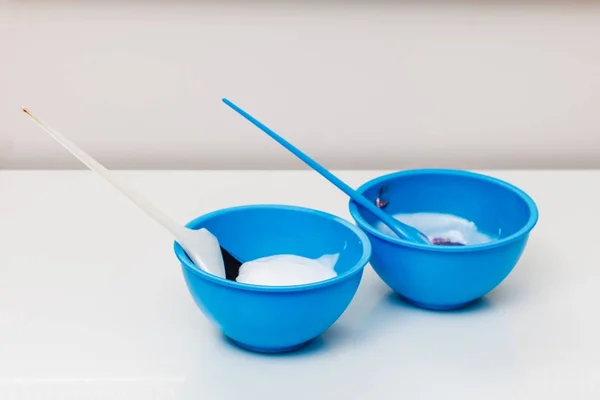 Two plastic bowls with bleach hair dye — Stock Photo, Image