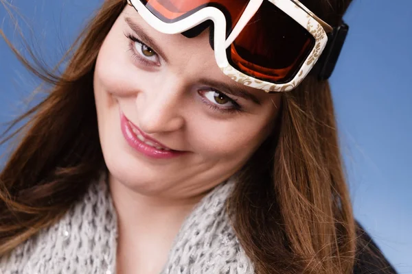 Skiër meisje het dragen van warme kleren ski googles portret. — Stockfoto