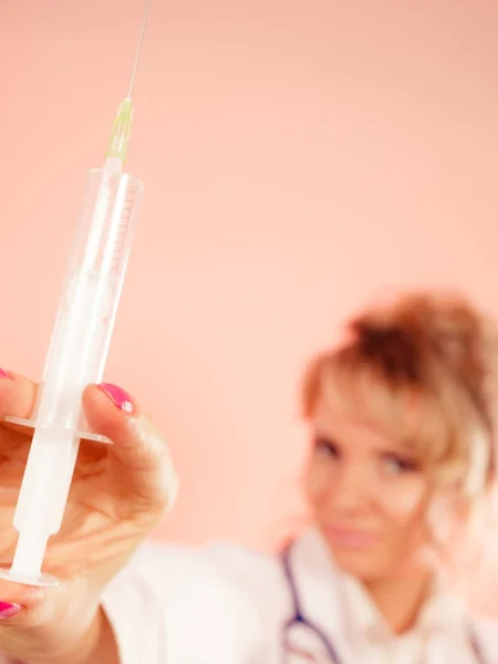 Krankenschwester mit großer Spritze. — Stockfoto