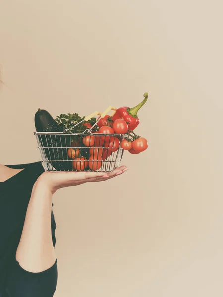 Ręką trzyma koszyk z warzywami — Zdjęcie stockowe
