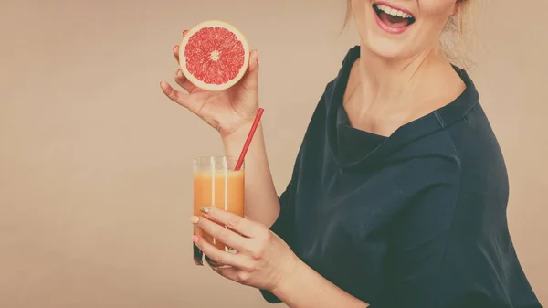 Mulher feliz segurando suco de laranja fresco — Fotografia de Stock