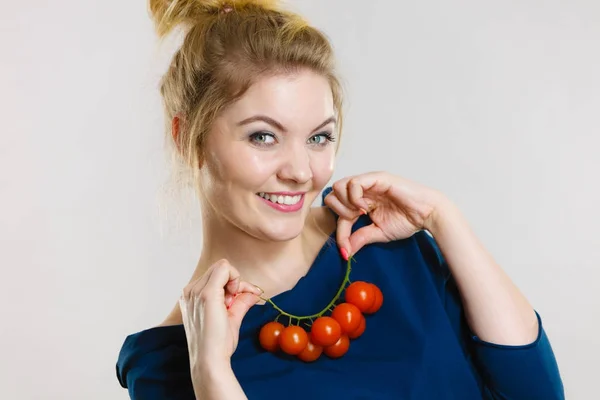 Frau hält frische Kirschtomaten in der Hand — Stockfoto