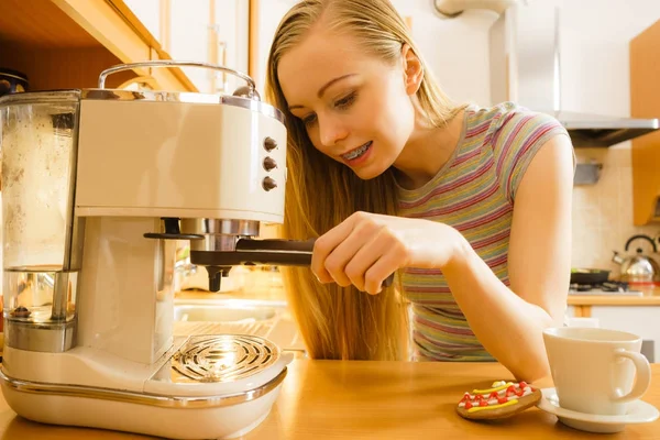 Kvinna i köket att göra kaffe från maskinen — Stockfoto