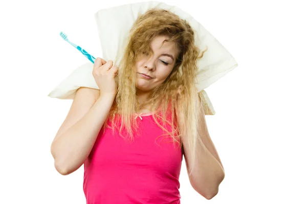 Mujer somnolienta abrazando almohada blanca — Foto de Stock