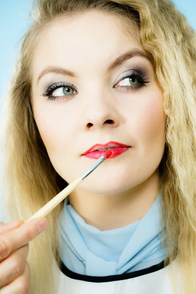 Applicando il rossetto a labbra di modello di moda — Foto Stock