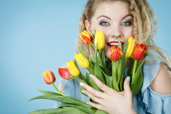 Tulipán virág csokor tartó női — Stock Fotó