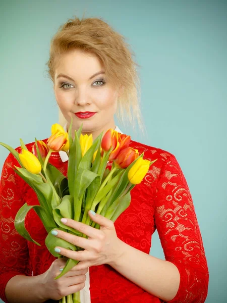 Mujer bonita con tulipanes rojos amarillos — Foto de Stock