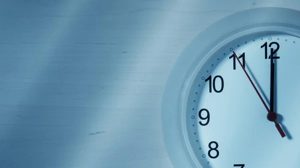 Relógio mostrando doze horas — Fotografia de Stock