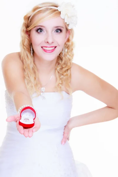 Novia mostrando anillo de propuesta —  Fotos de Stock