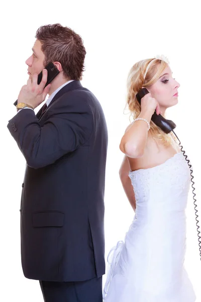 Novio y novia llamando el uno al otro — Foto de Stock